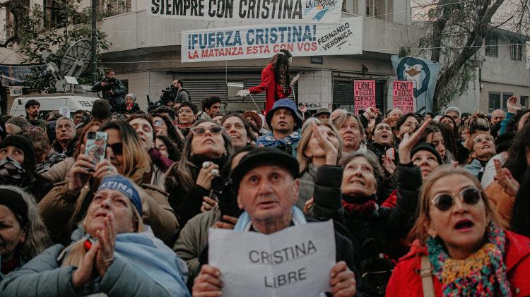Apoiadores de Cristina Kirchner fazem vigília em frente ao apartamento onde ela cumpre prisão domiciliar Apoiadores de Cristina Kirchner fazem vigília em frente ao apartamento onde ela cumpre prisão domiciliar