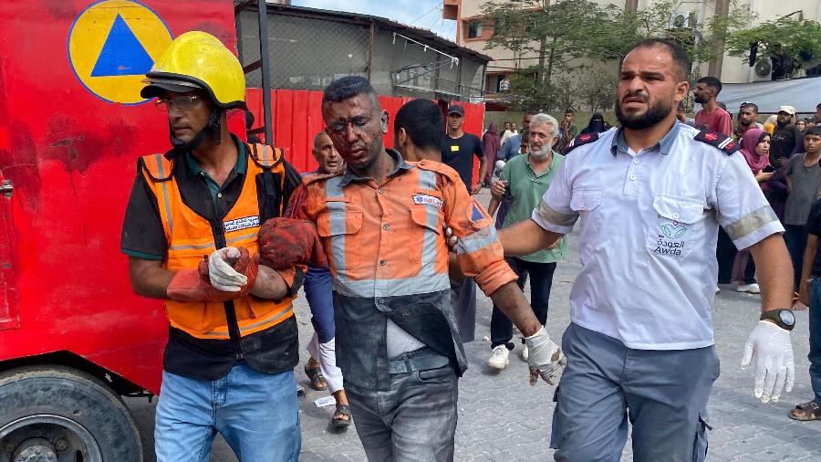 Médicos palestinos atendem um homem ferido após o ataque de Israel ao hospital Nasser, em Khan Yunis