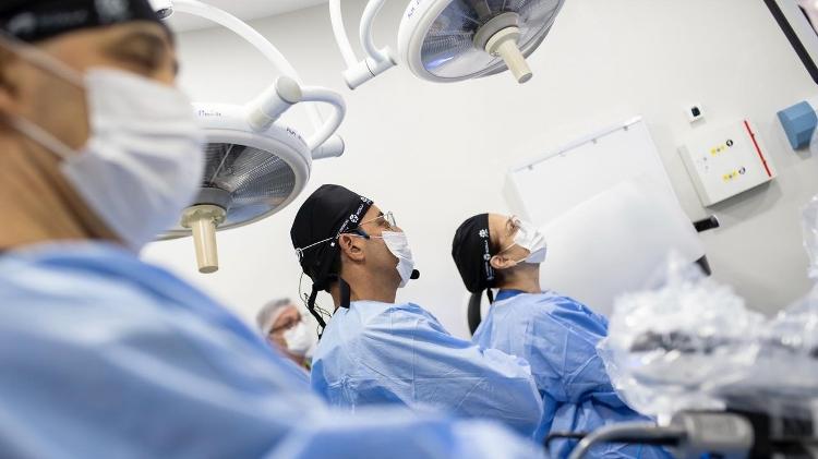 Cirurgia foi comandada pela unidade no Kuwait e acompanhada por médicos em Curitiba