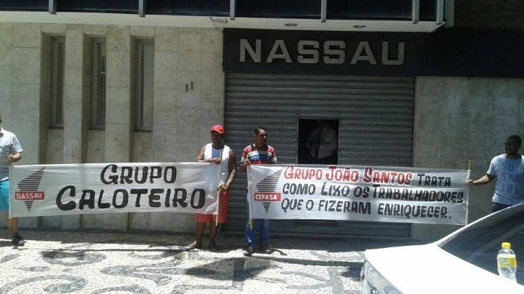 Protesto de credores em frente ao grupo João Santos