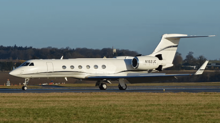 Gulfstream V é equipado com motores Rolls-Royce de alto desempenho, capazes de voar a mais de 15 mil metros de altitude, acima de grande parte do tráfego aéreo comercial