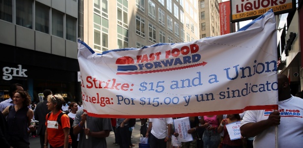 Funcionários e manifestantes protestam em frente a lojas das redes de fast food Wendy"s e Burger King para exigir melhores pagamentos e o direito de formarem um sindicato, em 2013 - Spencer Platt/Getty Images/AFP