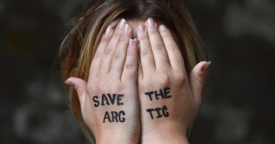 26.ago.2015 - Cantora britânica Charlotte Church cobre seu rosto com as mãos durante um protesto ambiental pelo Ártico, próximo aos escritórios da Shell no centro de Londres, no Reino Unido