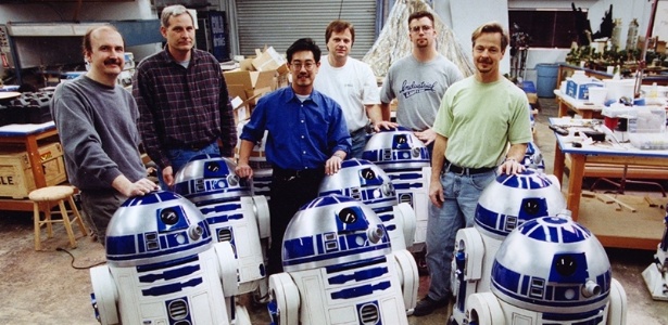 Grant Imahara (de azul) e demais membros da equipe de desenvolvimento do dróide R2-D2 em "Star Wars" - Divulgação - Divulgação