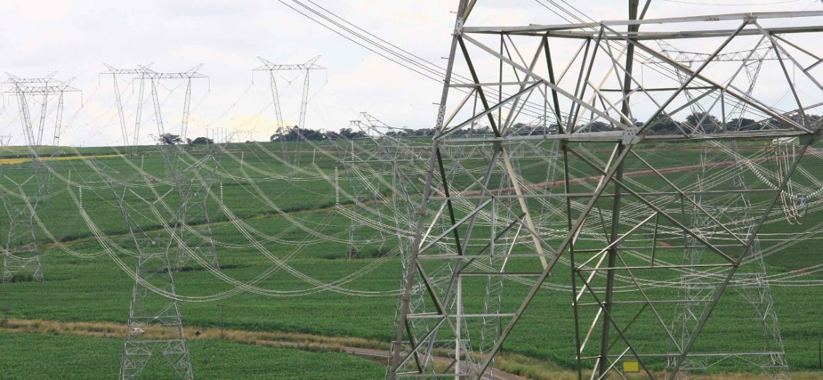 Imagem ilustrativa mostra linha de transmissão de energia - 22.mar.2013 - Edson Silva/Folhapress