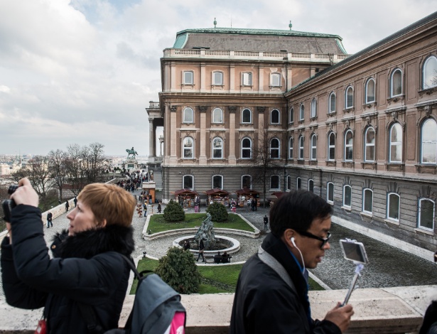 Turistas visitam o Castelo Buda, em Budapeste, convertido pelos comunistas, após a destruição ocorrida na Segunda Guerra Mundial, no atual lar da Galeria Nacional de Arte - Akos Stiller/The New York Times