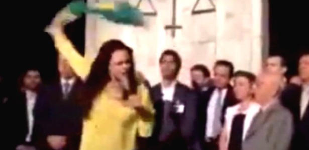 Jurista Janaína Paschoal discursa durante protesto contra a presidente Dilma em SP - Reprodução/YouTube