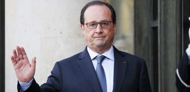 O presidente da França, François Hollande, acena para fotógrafos no palácio do Eliseu, em Paris - Charles Platiau/Reuters