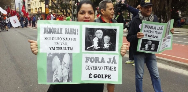 Mulher exibe cartaz em apoio a ativista que perdeu visão durante protesto contra Temer  - Wellington Ramalhoso/UOL