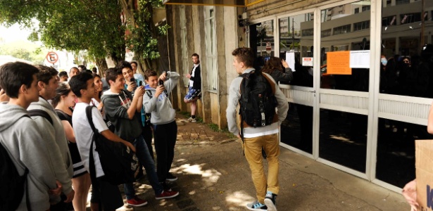 5.nov.2016 - Jovens se aglomeram em local de prova em Curitiba para assistir à chegada dos alunos atrasados no Enem - Lucas Pontes/UOL