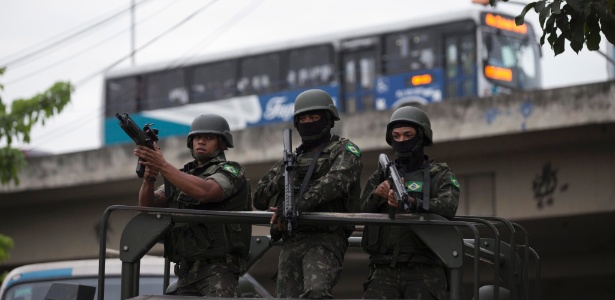 Tropas militares em ação durante cerco às favelas de São Gonçalo, na região metropolitana do RJ - Alexandre Cassiano/Agência O Globo