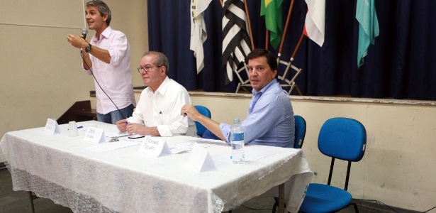 Participação do debate Luiz Felipe d'Ávila (à esq.), José Aníbal (centro) e Floriano Pesaro; uma cadeira permaneceu vazia durante parte do evento