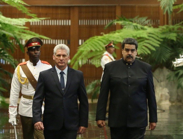O presidente cubano Miguel Diaz-Canel (esq.) ao lado do presidente venezuelano Nicolás Maduro, em Havana - Alexandre Meneghini/Reuters