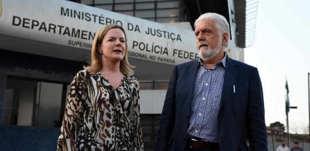 Gleisi e Jaques Wagner deixam sede da PF em Curitiba após visitar Lula