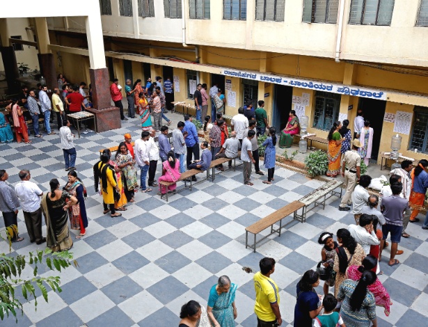 Eleitores esperam em filas para votar em Karnataka, na Índia - Abhishek N. Chinnappa/Reuters