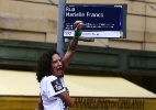 Em uma hora, protesto distribui mil placas com nome de Marielle - Fábio Motta/Estadão Conteúdo