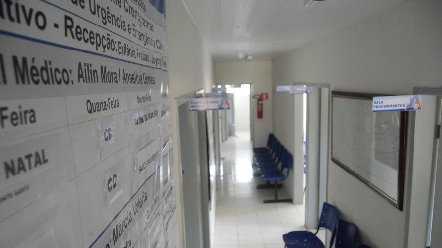 Entrada do posto de saúde vazia após saída de cubanos do Mais Médicos - Beto Macário/UOL