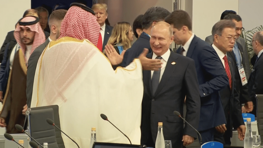 O príncipe da Arábia Saudita, Mohammed bin Salman, cumprimenta o líder russo Vladimir Putin - Reprodução/Twitter