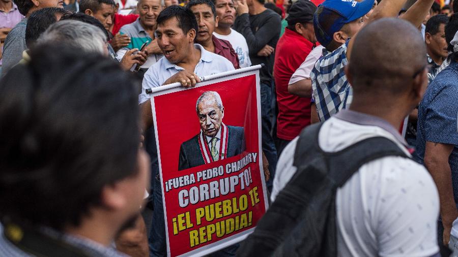 03.jan.2019 - Manifestante pede a saída procurador-geral do Peru, Pedro Gonzalo Chávarry, durante protesto contra corrupção em Lima - Ernesto Benavides/AFP