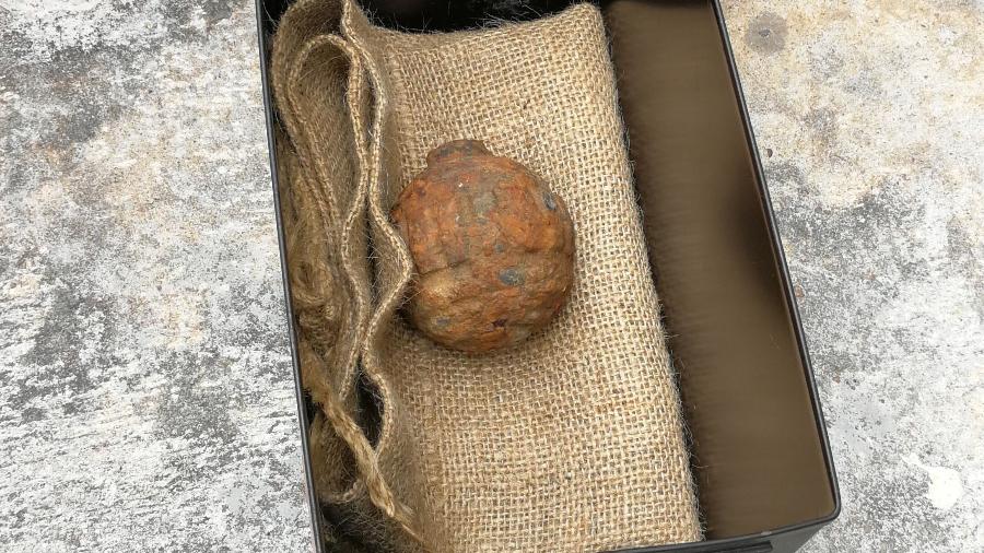 2.fev.2019 - Granada da 1ª Guerra Mundial estava entre batatas frescas importadas da França - HONG KONG POLICE FORCE/AFP