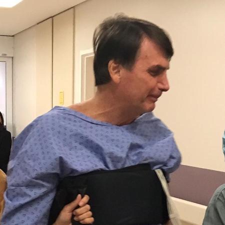 Bolsonaro caminha pelos corredores do Hospital Albert Einstein, em São Paulo - Divulgação/Presidência da República