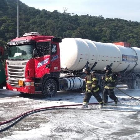 21.mai.2019 - Acidente entre caminhões bloqueia rodovia dos Imigrantes, em SP - Divulgação/Corpo de Bombeiros