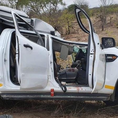 Jipe ficou destruído após ser atingido por girafa no Parque Nacional Kruger, na África do Sul - Divulgação/Kruger National Park
