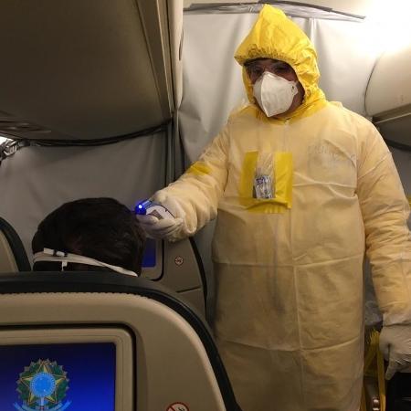 Integrante do corpo médico examina brasileiro que estava em Wuhan, epicentro do coronavírus, durante voo de resgate - Divulgação FAB