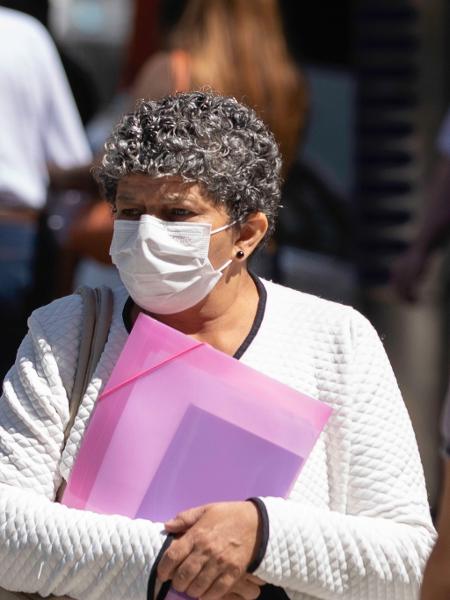 Coronavírus: Mulher se protege com máscara na Avenida Paulista, região central de São Paulo - Bruno Rocha/Fotoarena/Estadão Conteúdo