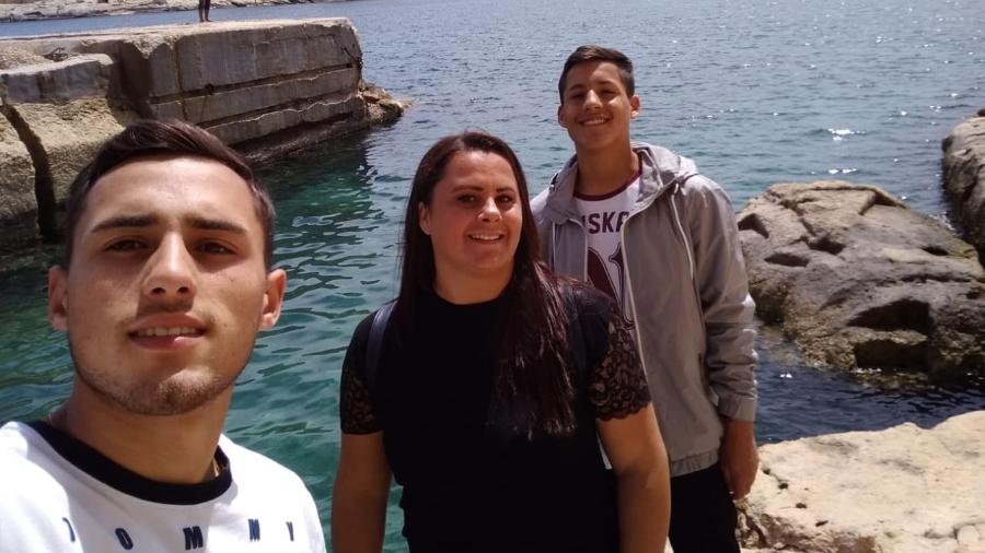 A brasileira Franciele Silveira foi para Malta após proposta de trabalho, mas agora está retida com os dois filhos e corre risco de ficar ilegal se não for repatriada - Arquivo Pessoal