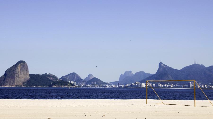 Vista da praia de Icaraí, com o horizonte do Rio de Janeiro em segundo plano, na cidade de Niterói, durante seu primeiro dia de lockdown - Ricardo Moraes/Reuters