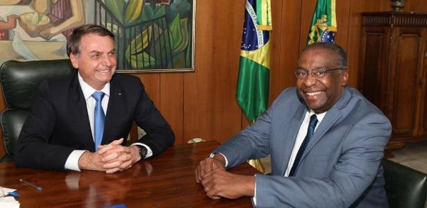 O presidente Jair Bolsonaro (sem partido) e Carlos Alberto Decotelli da Silva, novo ministro da Educação