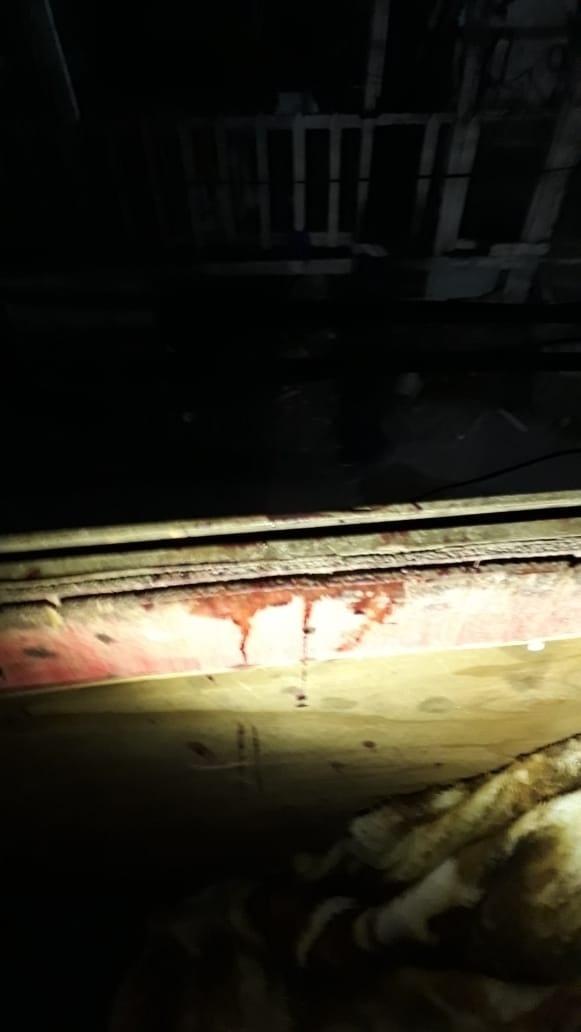 Sangue do jovem esfaqueado em sua casa na favela do Moinho - Marcelo Oliveira/ UOL