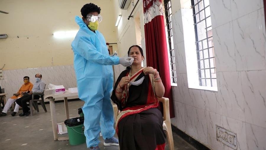 25.jul.2020 - Profissional médico coleta amostra com swab para exame de detecção do coronavírus em Noida, na Índia - EFE/EPA/HARISH TYAGI