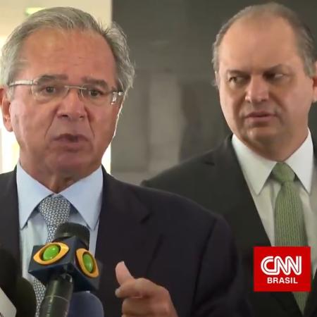 Ministro Paulo Guedes dá entrevista acompanhado de perto por Ricardo Barros e o general Luiz Eduardo Ramos - Por Marcela Ayres