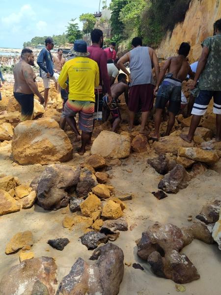 Homens acompanham resgate de corpos na praia de Pipa - Reprodução/Redes sociais
