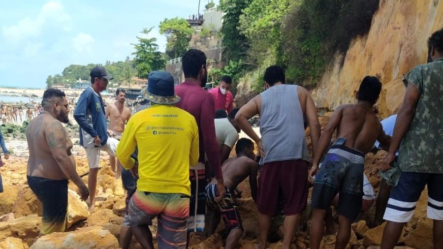 Homens acompanham resgate de corpos na praia de Pipa (RN); Governo envia equipe para avaliar riscos - Reprodução/Redes sociais