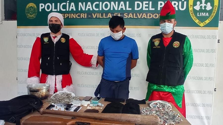 Policiais fantasiados de Papai Noel e elfos fazem prisões no Peru  - AFP/Polícia Nacional do Peru
