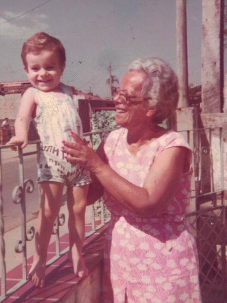 Com a avó, em Taubaté, 1980 - Arquivo pessoal - Arquivo pessoal