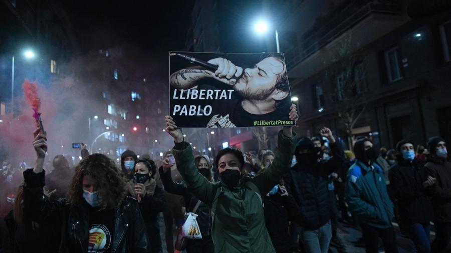 Manifestantes marcham em Barcelona contra a prisão do rapper espanhol Pablo Hasel - Josep LAGO / AFP