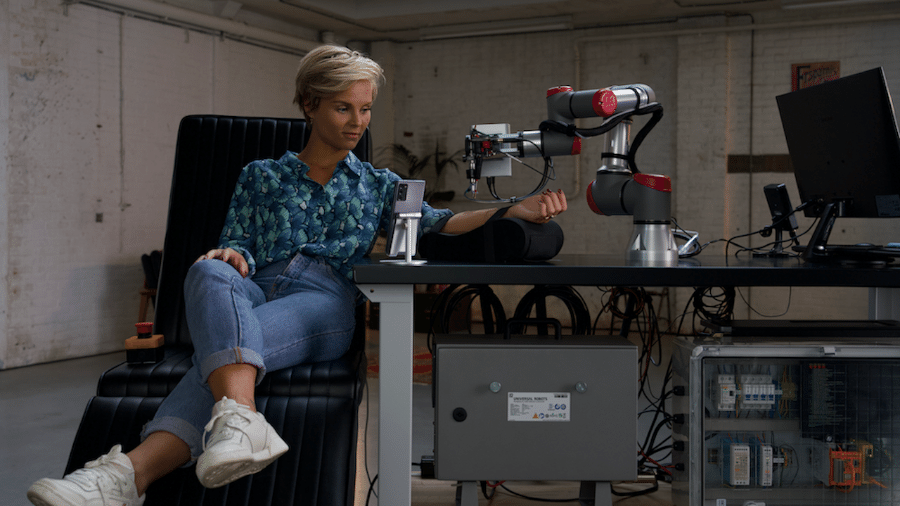 A atriz holandesa Stijn Fransen foi tatuada à distância, por um robô - Reprodução