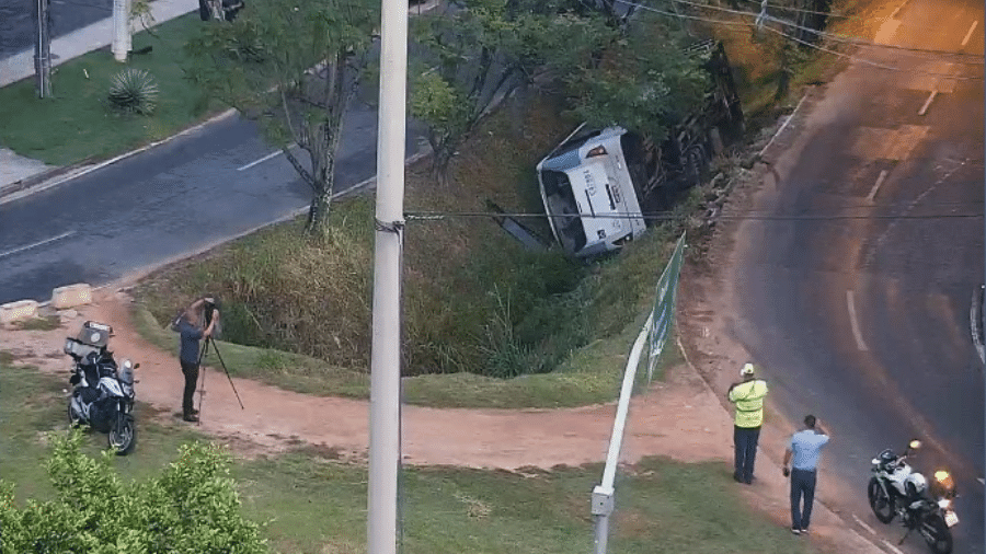 27.abr.2021 - Ônibus tomba dentro de canal na Zona Oeste do Rio - Centro de Operações do Rio