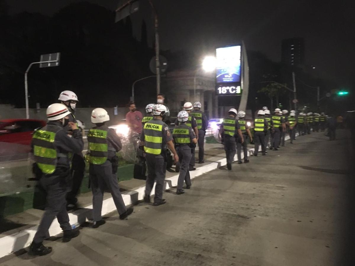 Policiais militares acompanham de perto o protesto contra Bolsonaro em São Paulo - Amanda Rossi/UOL