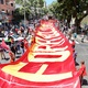2.out.2022 - Em Salvador, manifestantes estendem faixa pedindo a saída de Jair Bolsonaro (sem partido) do governo federal - Cleber Sandes - Estadão Conteúdo
