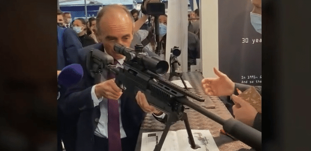 Zemmour pointe son arme sur des journalistes et est comparé à Bolsonaro