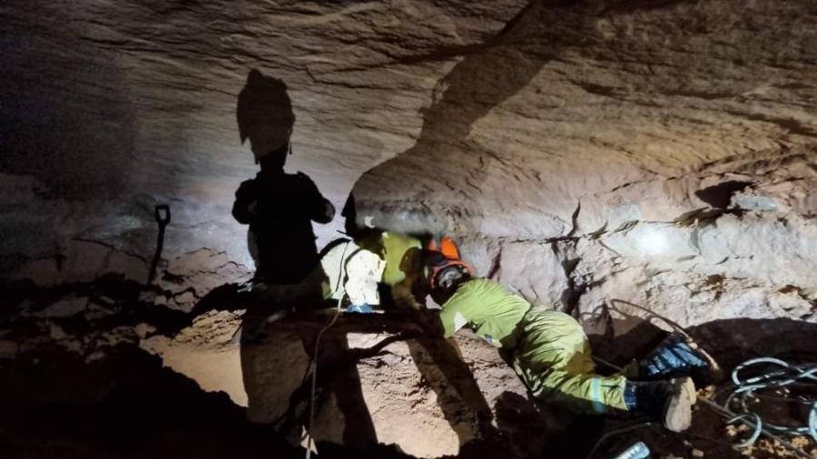 Bombeiros tentam entrar em gruta onde o teto desabou em Altinópolis (SP), soterrando 26 pessoas que participavam de um treinamento com uma escola de bombeiros civis - Juliano/Divulgação