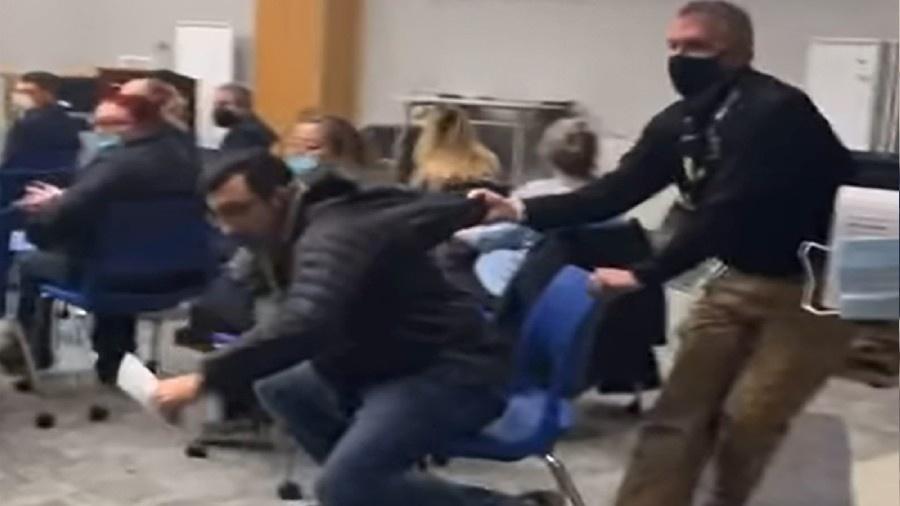 O vídeo mostra um segurança puxando Dave Calus pelo capuz de sua jaqueta por se recusar a usar máscara - Reprodução/Redes Sociais