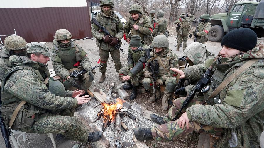 Soldados de tropas pró-Rússia se reúnem em assentamento em Mykolaivka, na região separatista de Donetsk - Alexander Ermochenko/Reuters