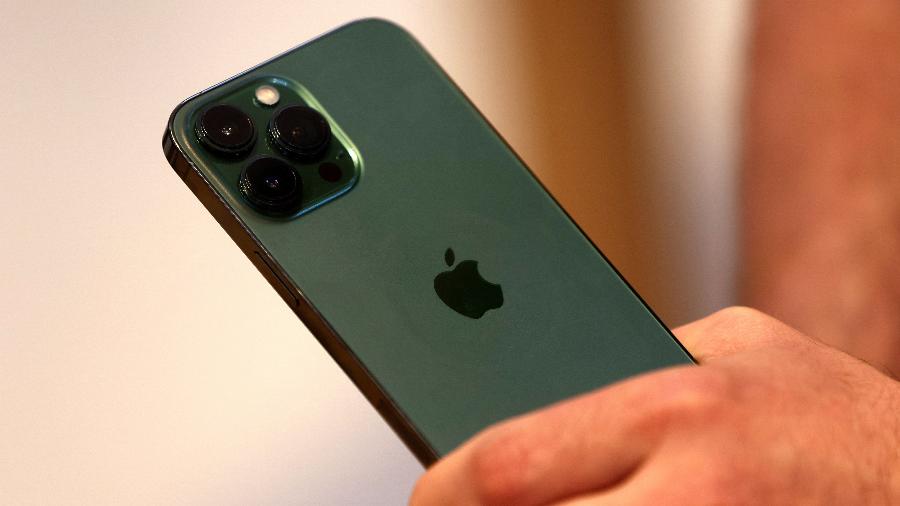 Pessoa segura iPhone 13 Pro na cor verde durante início das vendas do telefone nos Estados Unidos - Mike Segar/Reuters