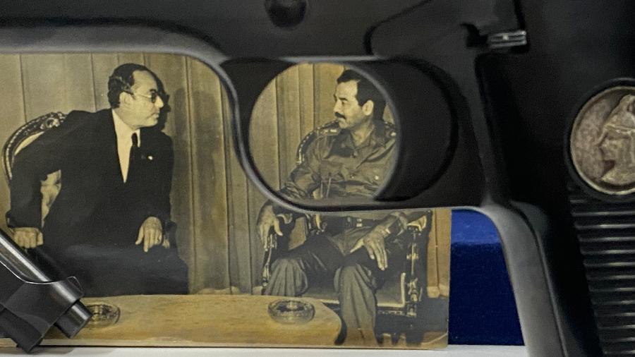 Colecionador compra kit com armas iraquianas que teriam sido dadas de presente pelo ditador Saddam Hussein a Paulo Maluf em uma visita em Bagdá no começo da década de 1980 - Herculano Barreto Filho/UOL